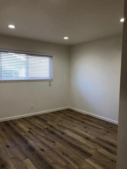 Building Photo - 72 Kim Louise Dr