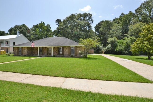 Building Photo - Newly renovated home in Beau Village Subdi...
