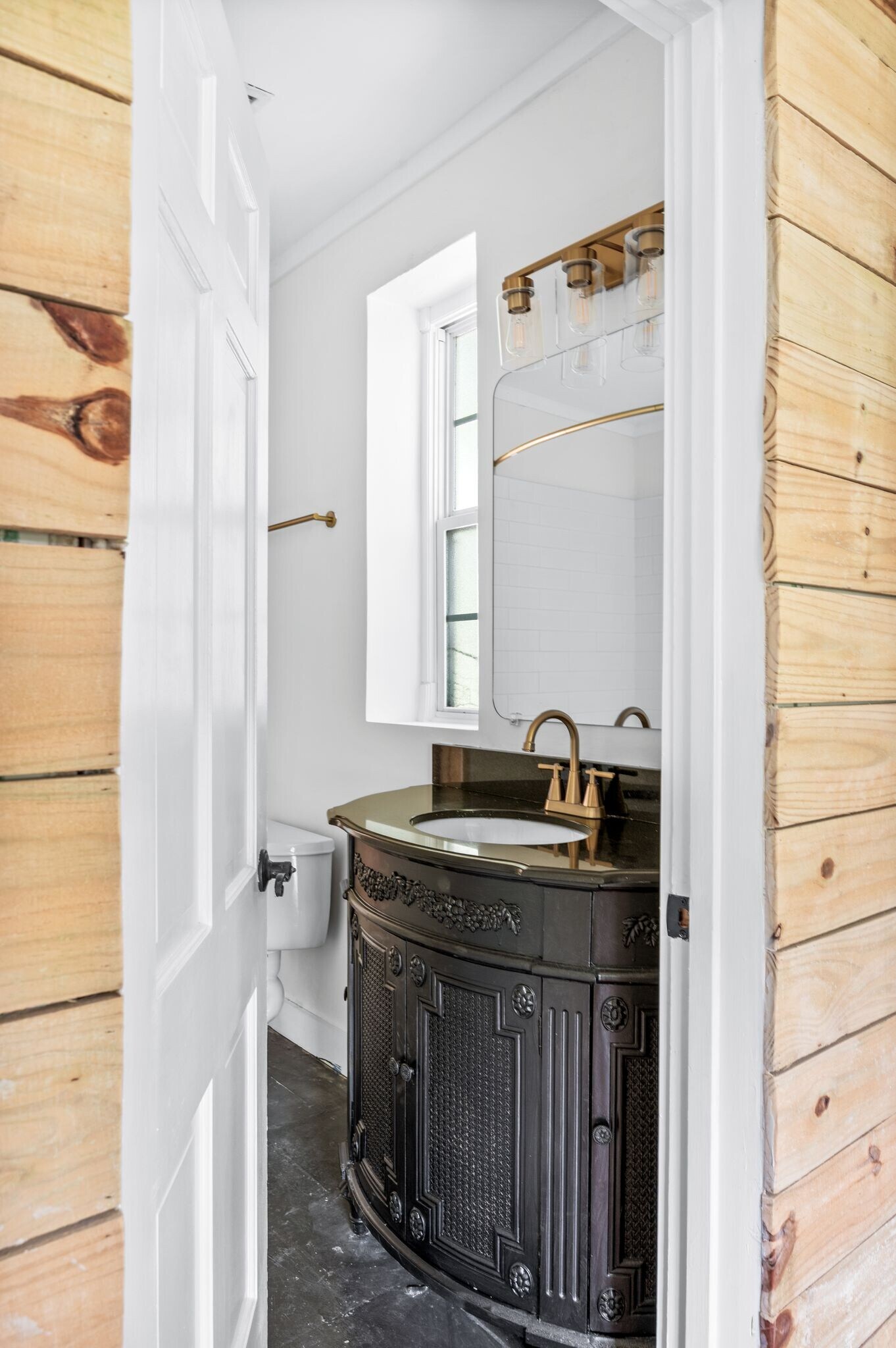 Jack & Jill bathroom - 1112 Clifton Ln