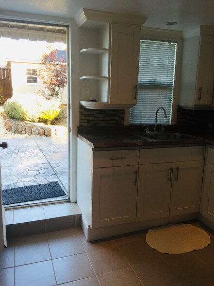 Building Photo - 001 Palm Ave