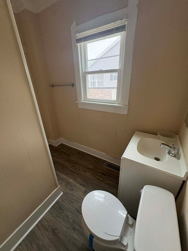 Building Photo - Clean, Cozy Home!