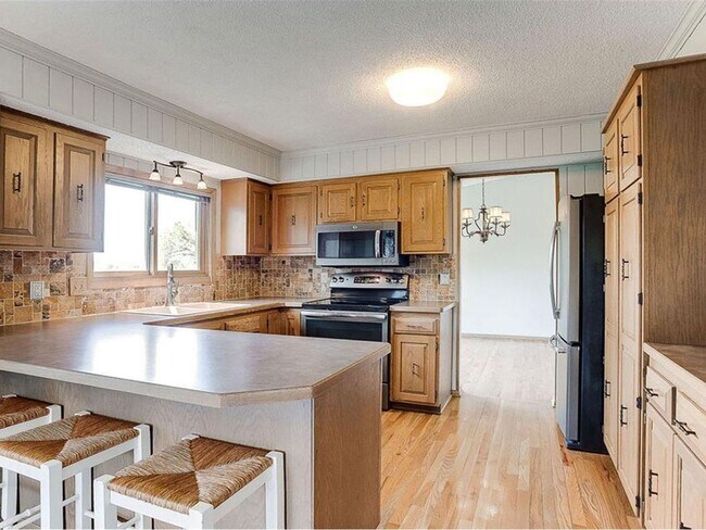 Building Photo - Spacious 4+ Bedroom with Vaulted Family Room, Fireplace, Panoramic Views, Bonus Room, Pets OK!