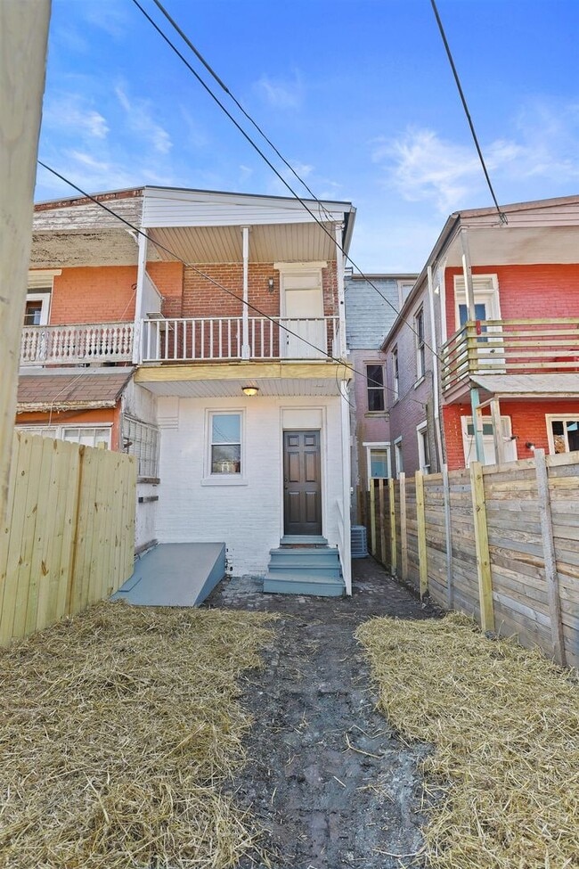 Building Photo - Bright 5 Bedroom, 1.5 Bath Home in Harrisburg, Pa!