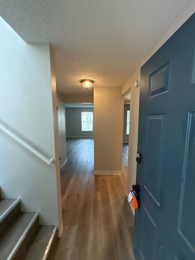 Building Photo - **Updated 2-Level Townhome in Fort Collins...