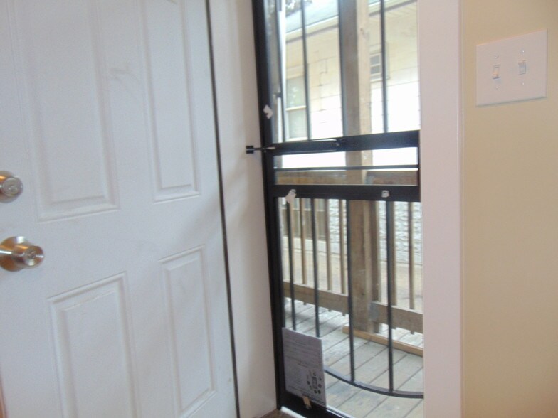 Building Photo - 7506 S Vernon Ave