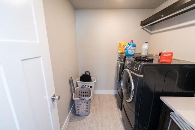 Building Photo - 4 Bed - 2.5 Bath Single Family Home Cimarr...