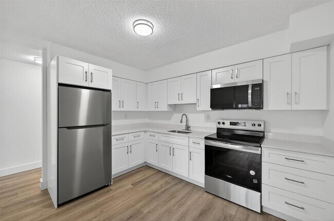 Building Photo - 2465 SW 18th Ave