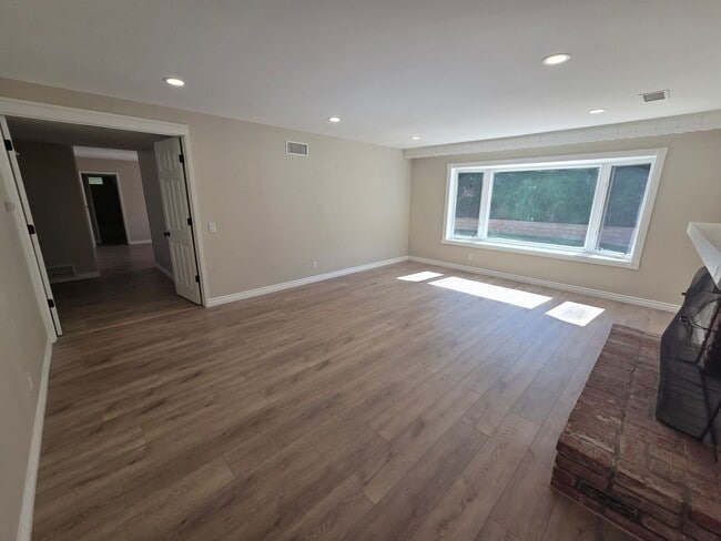 Building Photo - 3+2 Single Family Home in Thousand Oaks - ...