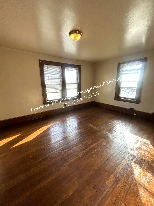 Building Photo - 979 King St