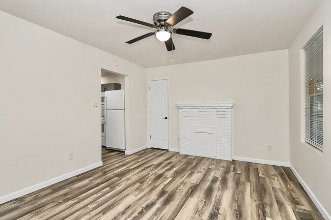 Building Photo - Rent Special on Affordable Duplex in Ender...