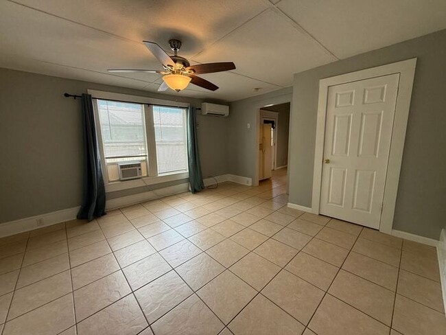 Building Photo - Pensacola - Downtown - 1 bedroom, 1 bathroom - partial utilities included