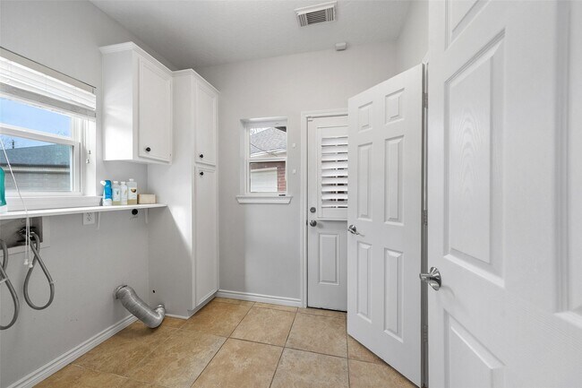 Building Photo - 1116 River Ct