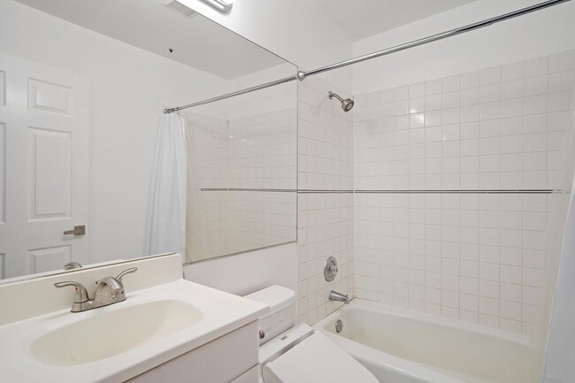 Building Photo - 850 N Poinsettia Pl