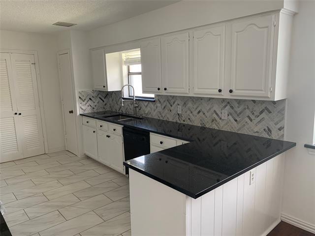 Building Photo - 1520 Parkside Dr