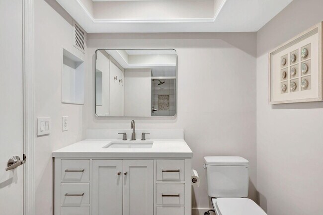 Building Photo - 438 Brackenwood Ln S