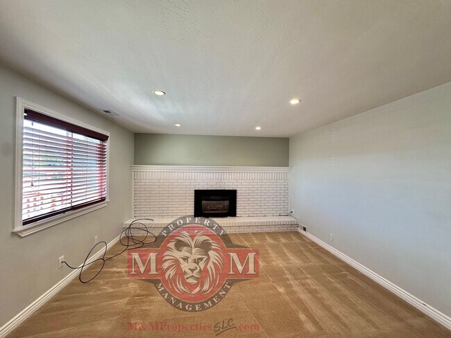Building Photo - 4 Bed 3.5 Bath Beautiful Home In Sandy