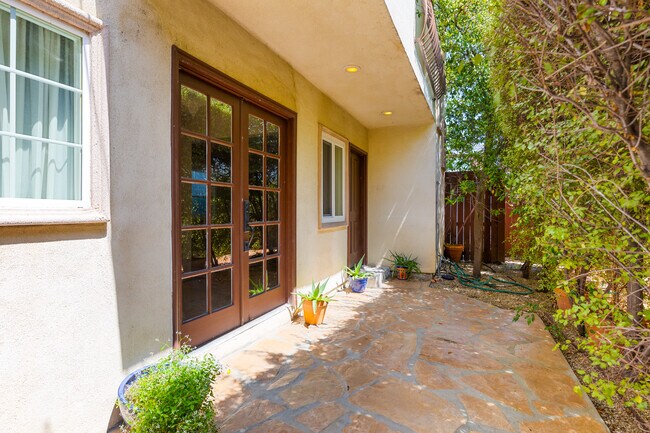 Primary Photo - 1583 S Ridgeley Dr