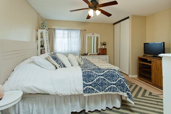 Building Photo - Charming 3-Bed Duplex in SE Minneapolis