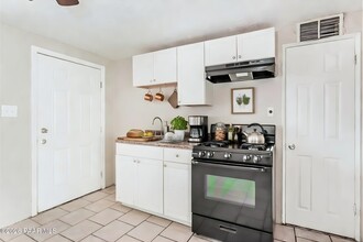 Building Photo - 302 W Flores St