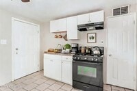 Building Photo - 302 W Flores St