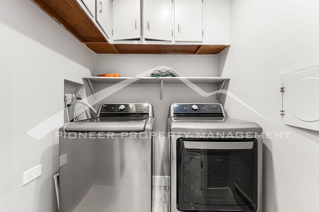 Building Photo - Charming Updated home with Garage and Cent...