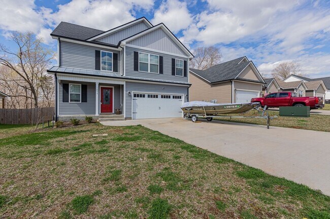 Building Photo - Pet Friendly Three Bedroom!