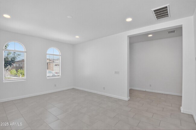 Building Photo - 2555 W Sunland Ave