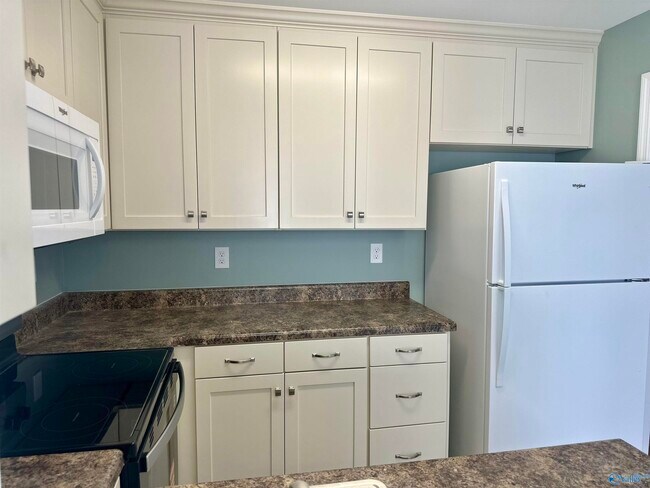 Building Photo - 3111 Hale Dr SW