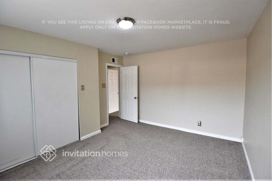 Building Photo - 835 E Claude St