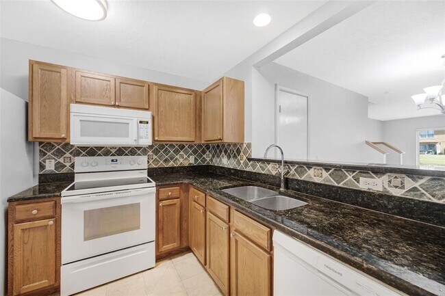 Building Photo - 6928 Hawthorne Trace Ln