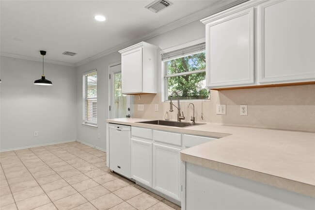 Building Photo - 6 Thicket Grove Pl