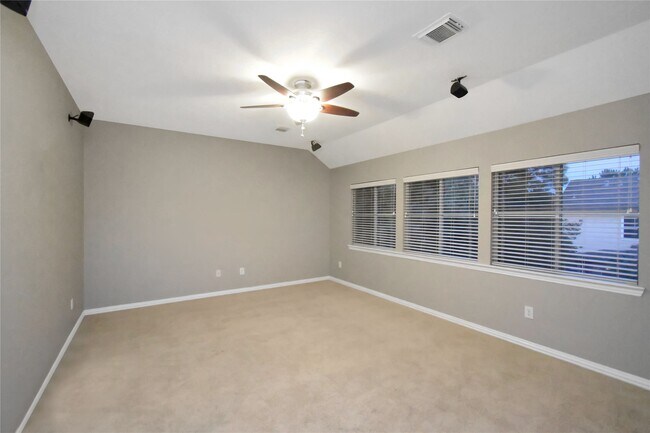 Building Photo - 10 E Artist Grove Cir