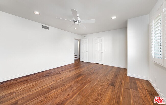 Building Photo - 2333 Oak St