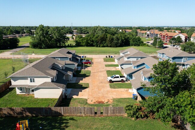 Building Photo - 729 Vicksburg Ave