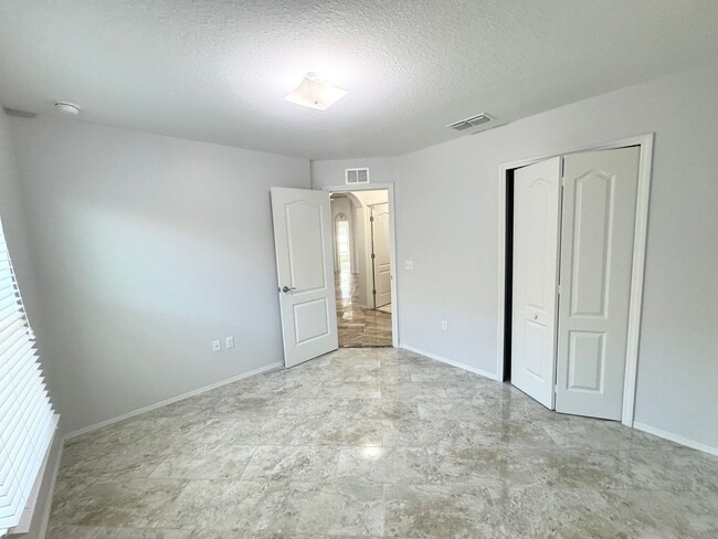 Building Photo - 4 Bedroom 2 Bath - Gated Community - Move ...