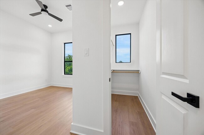 Building Photo - 1325 W 22nd St