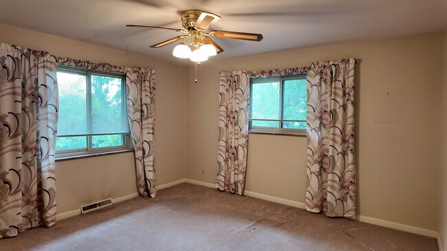 Building Photo - Charming 3-Bed Madeira Schools Home