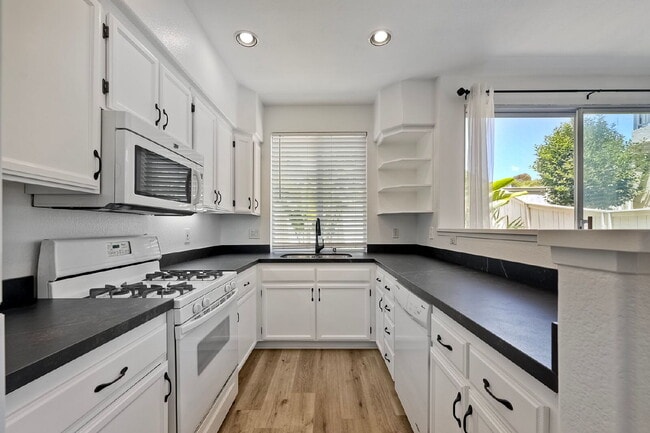 Building Photo - Cozy Condo  Saxony at Encinitas Ranch