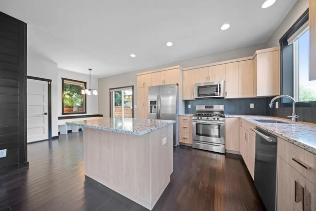Building Photo - Modern 3 Bedroom + 2.5 bath home in SE Portland!! Brentwood Neighborhood with Air Conditioning!!