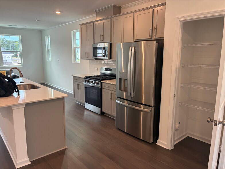 Building Photo - Room in Townhome on Gypsum Dr