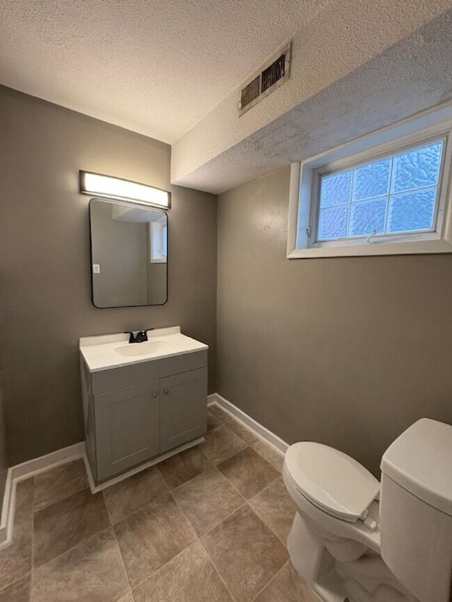 Building Photo - Spacious 4 Bed 2.5 bath Home Close to Fort...