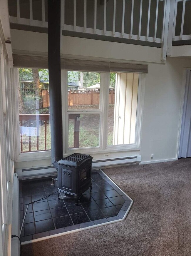 Building Photo - Move in Ready 1 Bed/1Bath in Clearwood with detached 2 car garage!