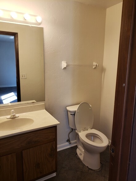 Master half Bath - 2200 Augusta Blvd
