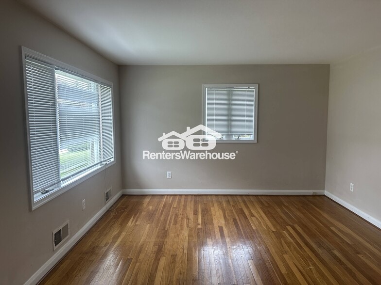 Building Photo - 223 Deep Dale Dr
