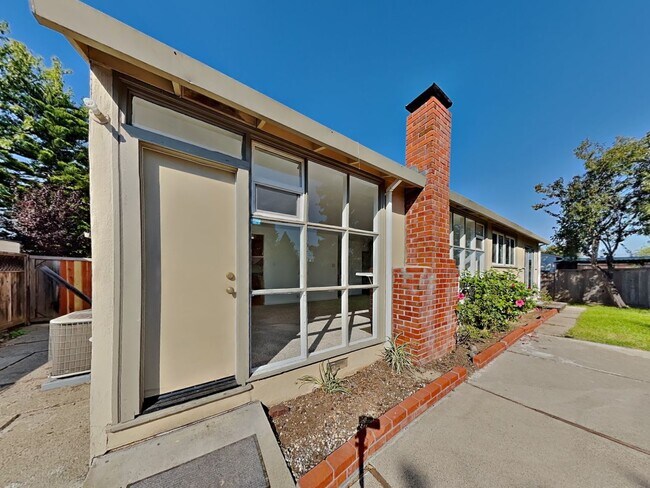 Building Photo - Holbrook Heights 3/2 Home Available Now!