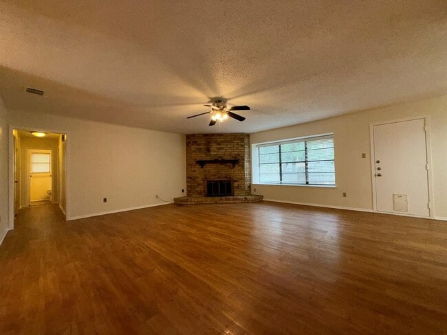 Building Photo - 305 Kimberly Dr