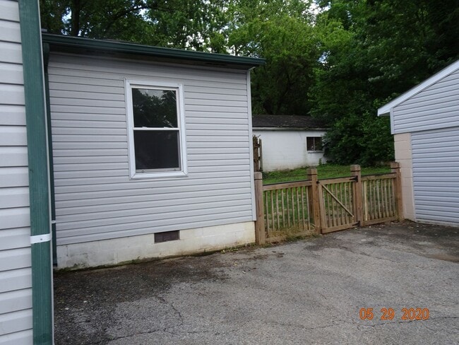 Building Photo - Beautiful 3-4 Bedroom 2 Bathroom Home
