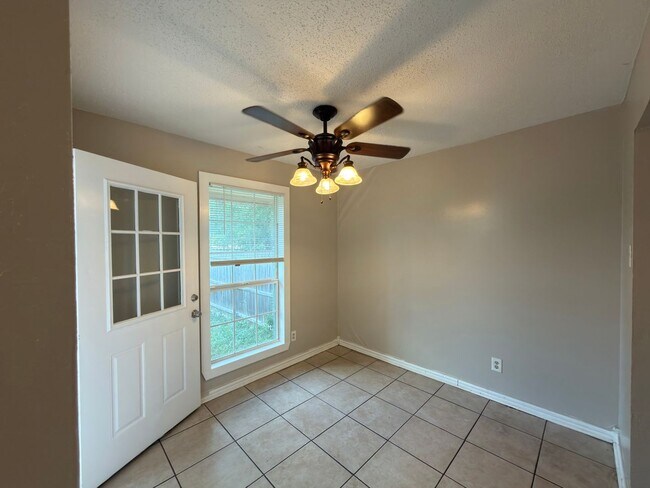 Building Photo - 358 Valley Park Dr