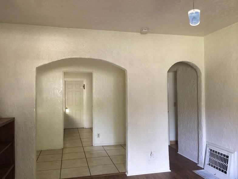 towards kitchen - 33141 Case St
