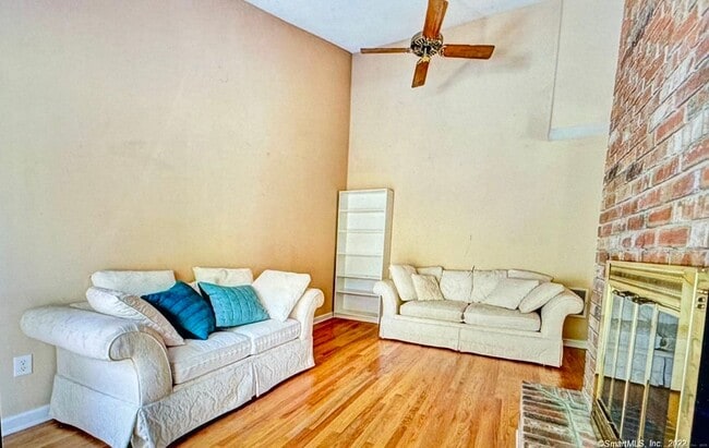Building Photo - 136 Tunxis Village
